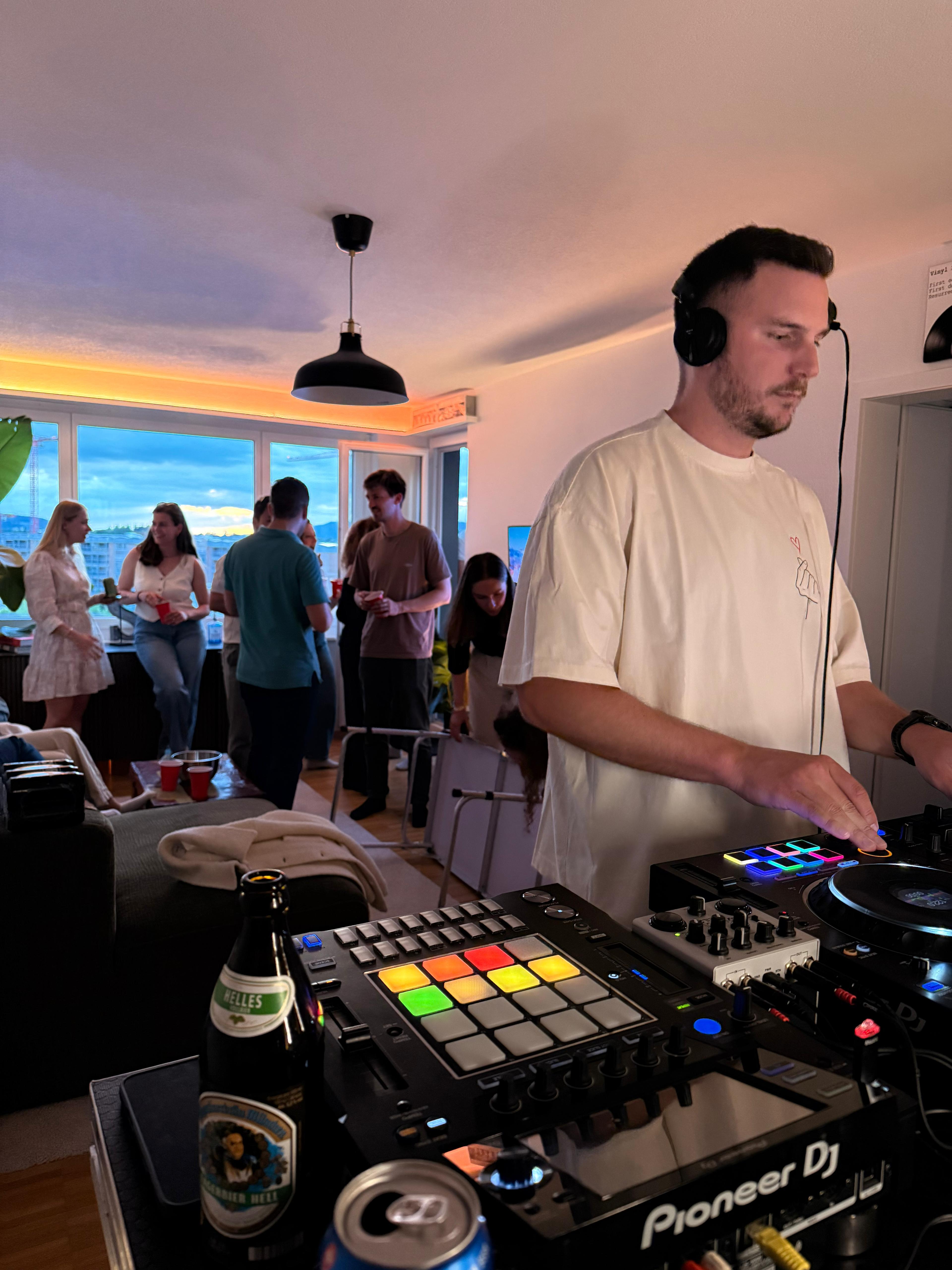 Alumnight x Petit Plaisir: Music & Open Bar photo 4